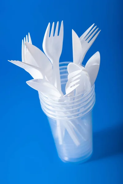 Vasos Plástico Solo Uso Tenedores Cucharas Concepto Reciclaje Plástico Residuos —  Fotos de Stock