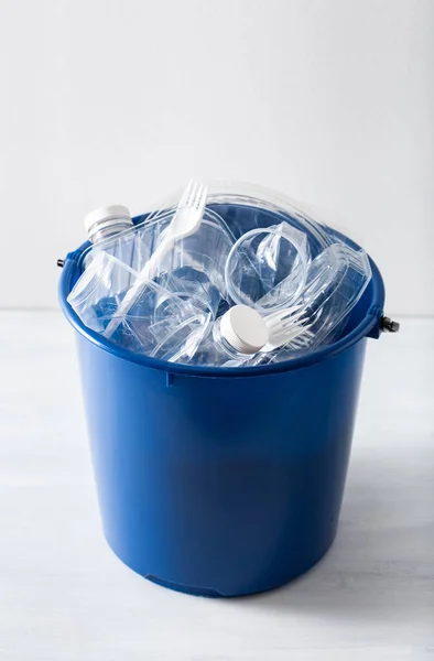 Geri Dönüştürülebilir Plastik Şişeler Konteynerler Çöp Kutusunda Bardak Temiz Atık — Stok fotoğraf