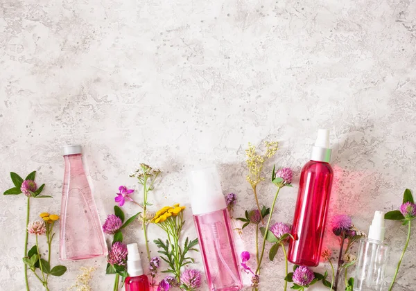 Flessen Skincare Lotion Serum Medische Bloemen Kruiden Natuurlijke Cosmetische Klaver — Stockfoto