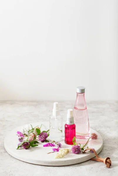 Бутылки Кожи Лосьон Сыворотки Лечебные Цветы Травы Натуральная Косметика Клевер — стоковое фото