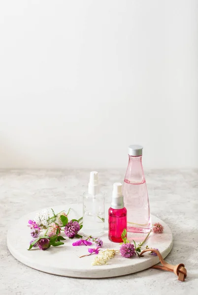 Garrafas Leite Loção Soro Flores Medicinais Ervas Cosmético Natural Trevo — Fotografia de Stock