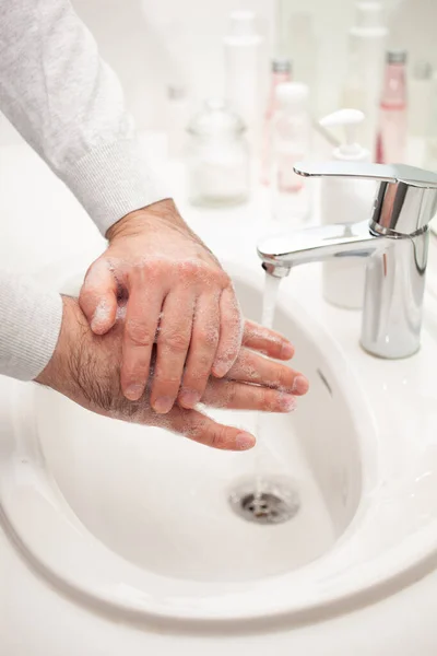 Άντρας Πλένει Χέρια Του Σαπούνι Στο Σπίτι Προφύλαξη Των Χεριών — Φωτογραφία Αρχείου