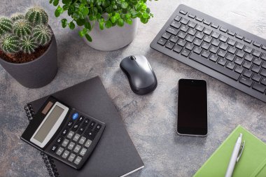 Klavye bilgisayarlı ofis masası akıllı telefon defterli ev çiçekleri, evde çalışma alanı