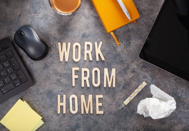 Klavye bilgisayarlı mesaj masasında çalış. Akıllı telefon, ev bilgisayarları, çalışma alanı ofisleri...