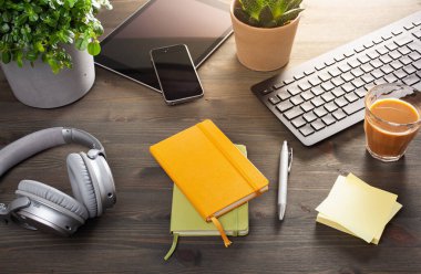 Klavye bilgisayarlı ofis masası akıllı telefon defterli ev çiçekleri, evde çalışma alanı