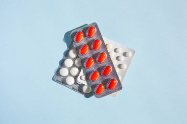 Beyaz kabarcık hapları. Grip virüsü için tıbbi tedavi