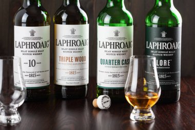 Trondheim, Norveç - Mai 18 2020: Laphroaig malt viski viskisi 10 yıl, çeyrek fıçı, eski deyişler, üçlü ahşap şişe