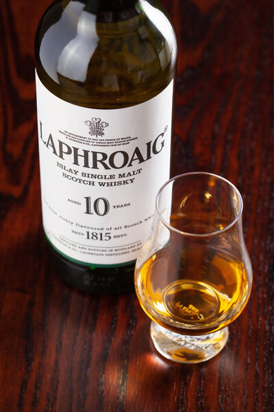 Тронхейм, Норвегия - Май 18 2020: односолодовый виски Laphroaig 10 лет бутылки и стекла