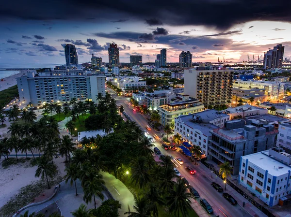 Letecký pohled na osvětlený Ocean Drive a South Beach — Stock fotografie
