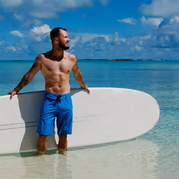 Homem com Stand Up Paddle Board na praia — Fotografia de Stock