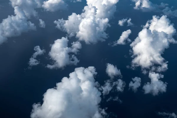 Nubes blancas y cielo, vista desde el avión — Foto de Stock