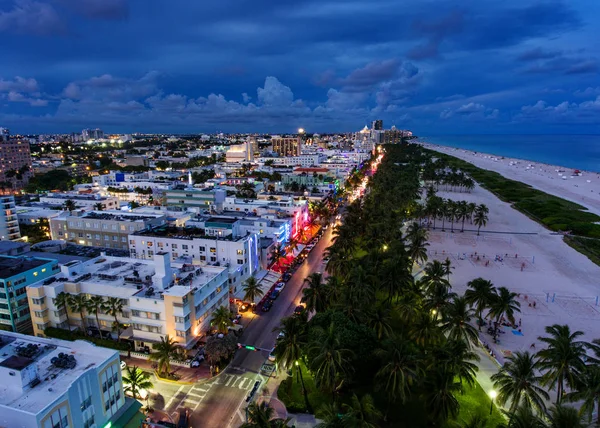 Letecký pohled na osvětlený Ocean Drive a South Beach — Stock fotografie