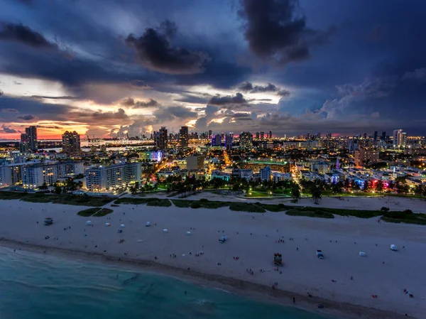 Luchtfoto van verlichte Ocean Drive en de South beach — Stockfoto