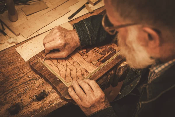 Restaurador manos trabajando con elemento de decoración antigua —  Fotos de Stock