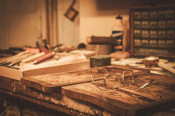 Крупный план рабочего стола реставратора в его мастерской — стоковое фото