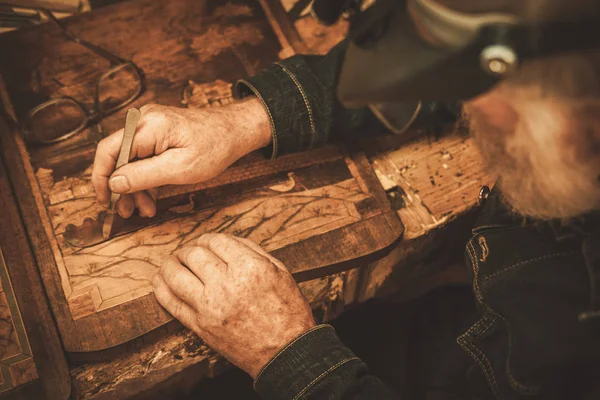 Senior konservator arbetar med antik inredning element — Stockfoto