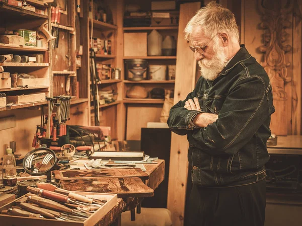 Senior restaurateur in zijn atelier. — Stockfoto