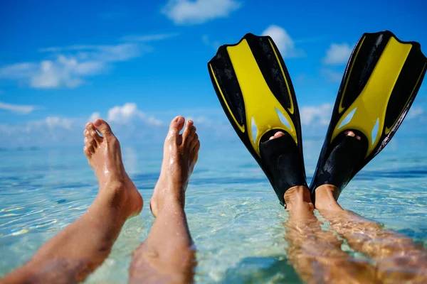 Mergulhadores relaxando na praia — Fotografia de Stock