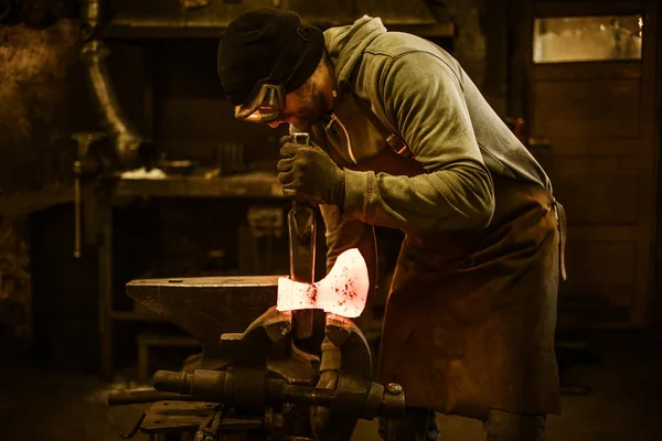 Smeden smide den smälta metallen — Stockfoto