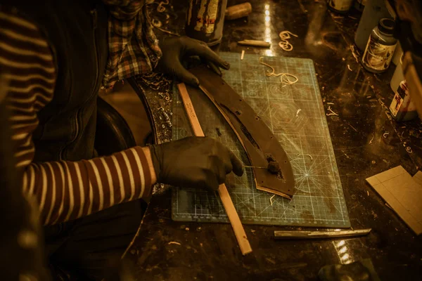가죽 커버를 만들기 위한 대장장이 도구 — 스톡 사진