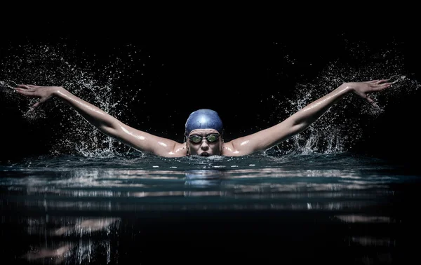 Professionale nuotatore donna nuotare utilizzando la tecnica rana — Foto Stock