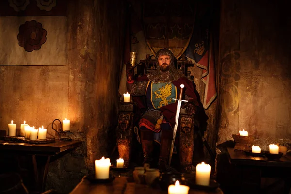 Rey medieval en el trono en el antiguo castillo interior . —  Fotos de Stock