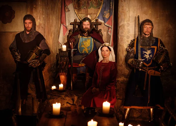 Rei medieval com sua rainha e cavaleiros — Fotografia de Stock