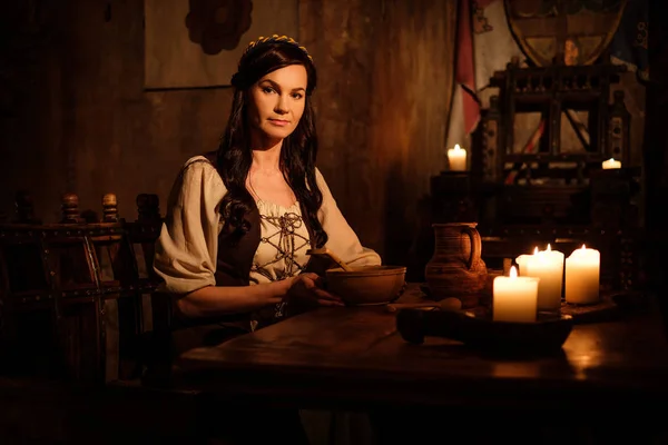 Mittelalterliche Frau im alten Burginnenraum — Stockfoto