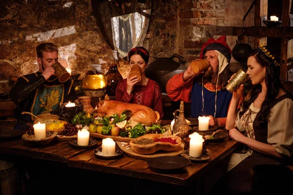 Ortaçağ insanlar yemek ve içmek — Stok fotoğraf