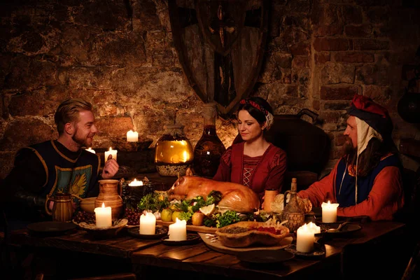 Středověká lidé jíst a pít — Stock fotografie