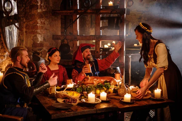 古代の城で食べたり飲んだりが中世の人々 — ストック写真