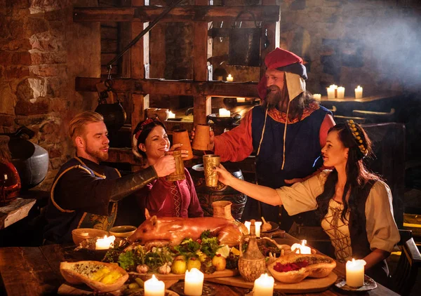 Medieval people eat and drink in ancient castle — Stock Photo, Image