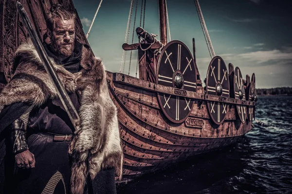 Viking savaşçı kılıç ayakta Drakkar yakınındaki ile — Stok fotoğraf