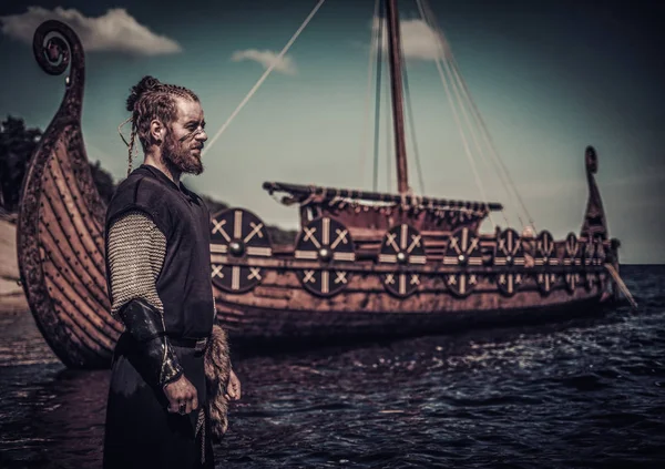 Viking warrior permanent in de buurt van Drakkar — Stockfoto