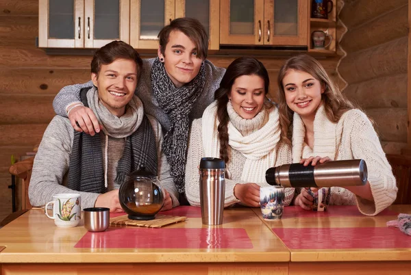 Mejores amigos bebiendo té caliente en la acogedora cocina —  Fotos de Stock