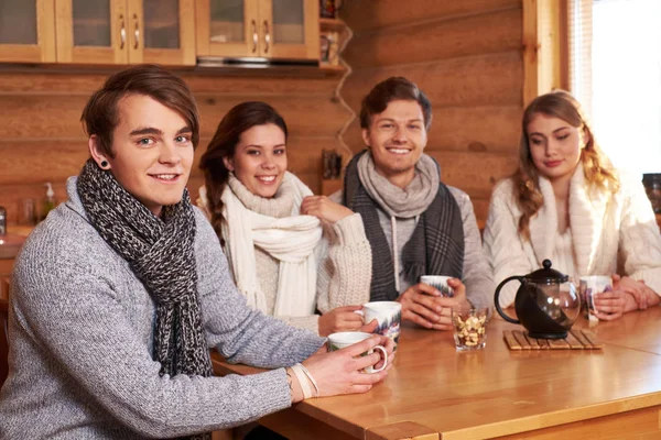 Meilleurs amis boire du thé chaud dans une cuisine confortable — Photo