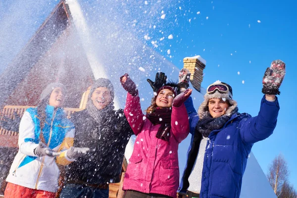 Migliori amici divertirsi a cottage di montagna — Foto Stock