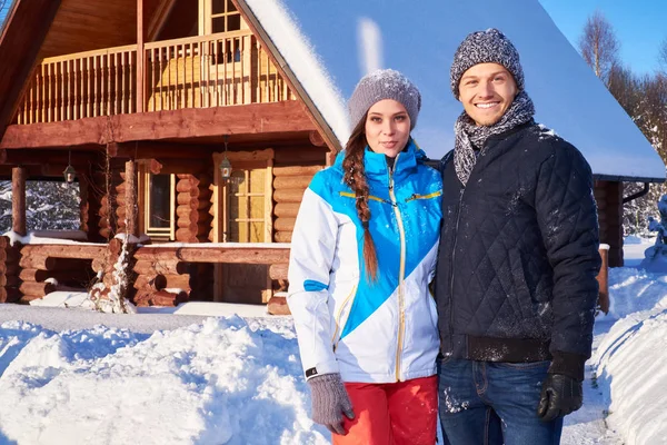 Casal passar férias de inverno na cabana de montanha — Fotografia de Stock