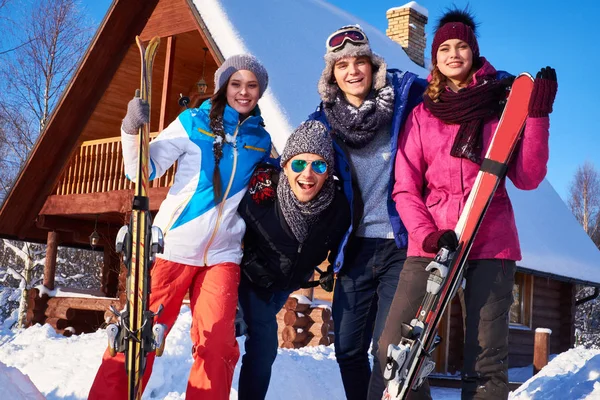 Melhores amigos passam férias de inverno na cabana da montanha — Fotografia de Stock
