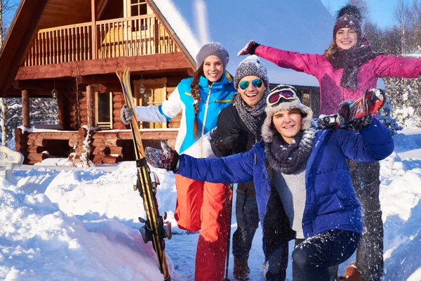 Melhores amigos passam férias de inverno na cabana da montanha — Fotografia de Stock