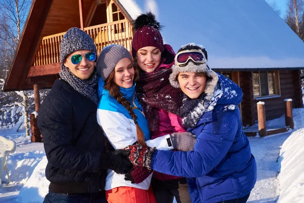 Los mejores amigos pasan las vacaciones de invierno en casa de campo de montaña —  Fotos de Stock