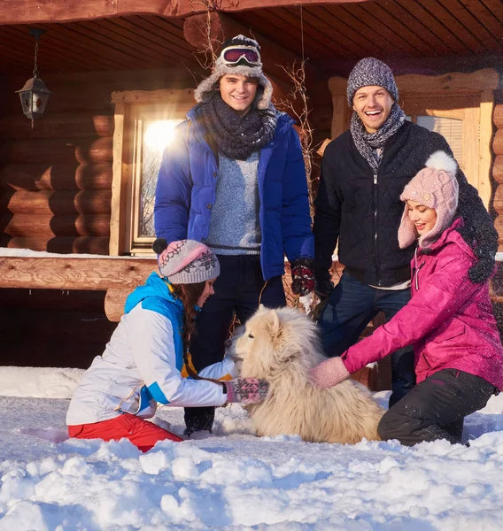 Amici allegri con cane trascorrere le vacanze invernali insieme — Foto Stock
