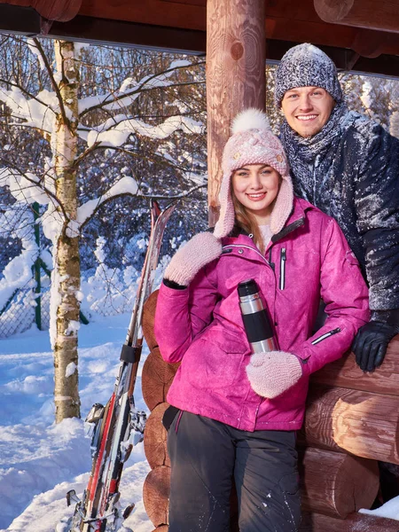 Coppia allegra trascorrere le vacanze invernali — Foto Stock