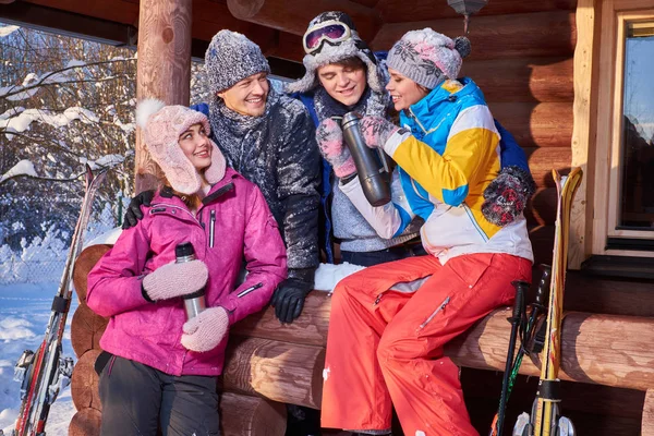 Nejlepší přátelé uživatele strávit zimní dovolenou v horské chatě — Stock fotografie