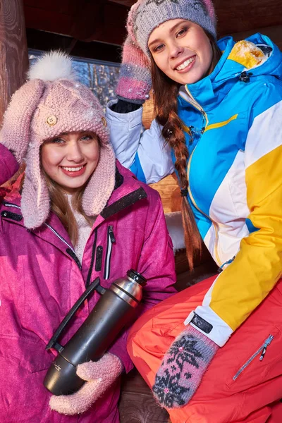 Szczęśliwy, że dziewczyny spędzają ferie zimowe — Zdjęcie stockowe