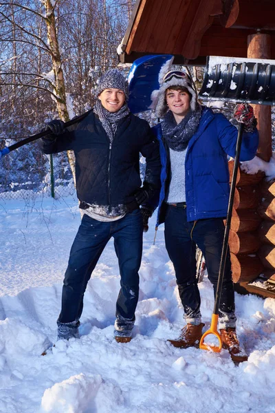 Kar kış yazlık avludan kürekle iki arkadaşları — Stok fotoğraf