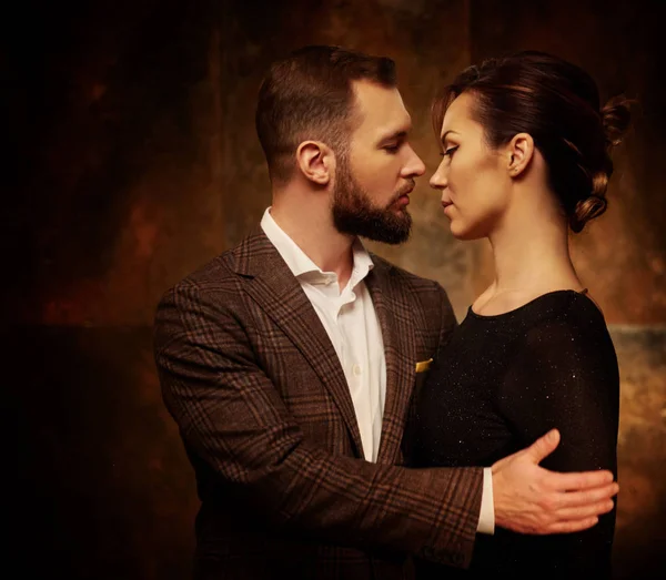 Retrato de casal bem vestido em expressão de sentimentos — Fotografia de Stock