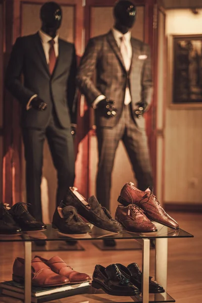 Специальные туфли и костюмы в портной студии — стоковое фото