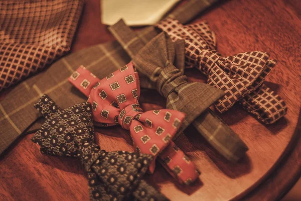 Custom feito gravata borboleta e gravata no estúdio alfaiate — Fotografia de Stock