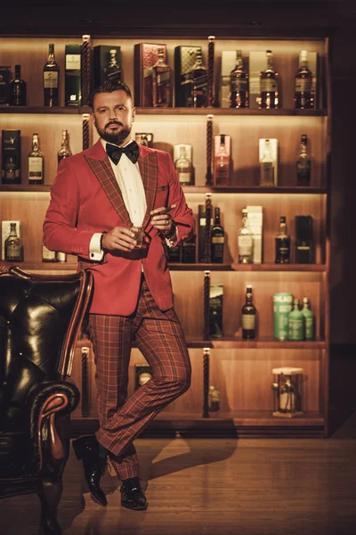 Extravagante hombre elegante con vaso de whisky en club de caballeros — Foto de Stock